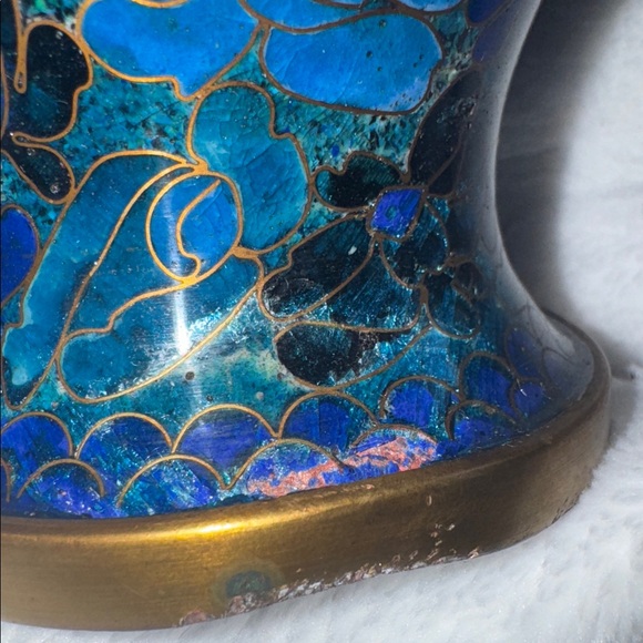 A vintage Chinese cloisonné enamel vase with floral motifs. - Picture 6 of 11